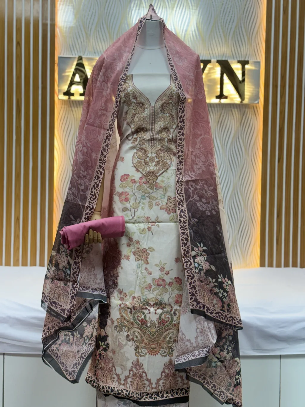 Zam Zam Off White Rose