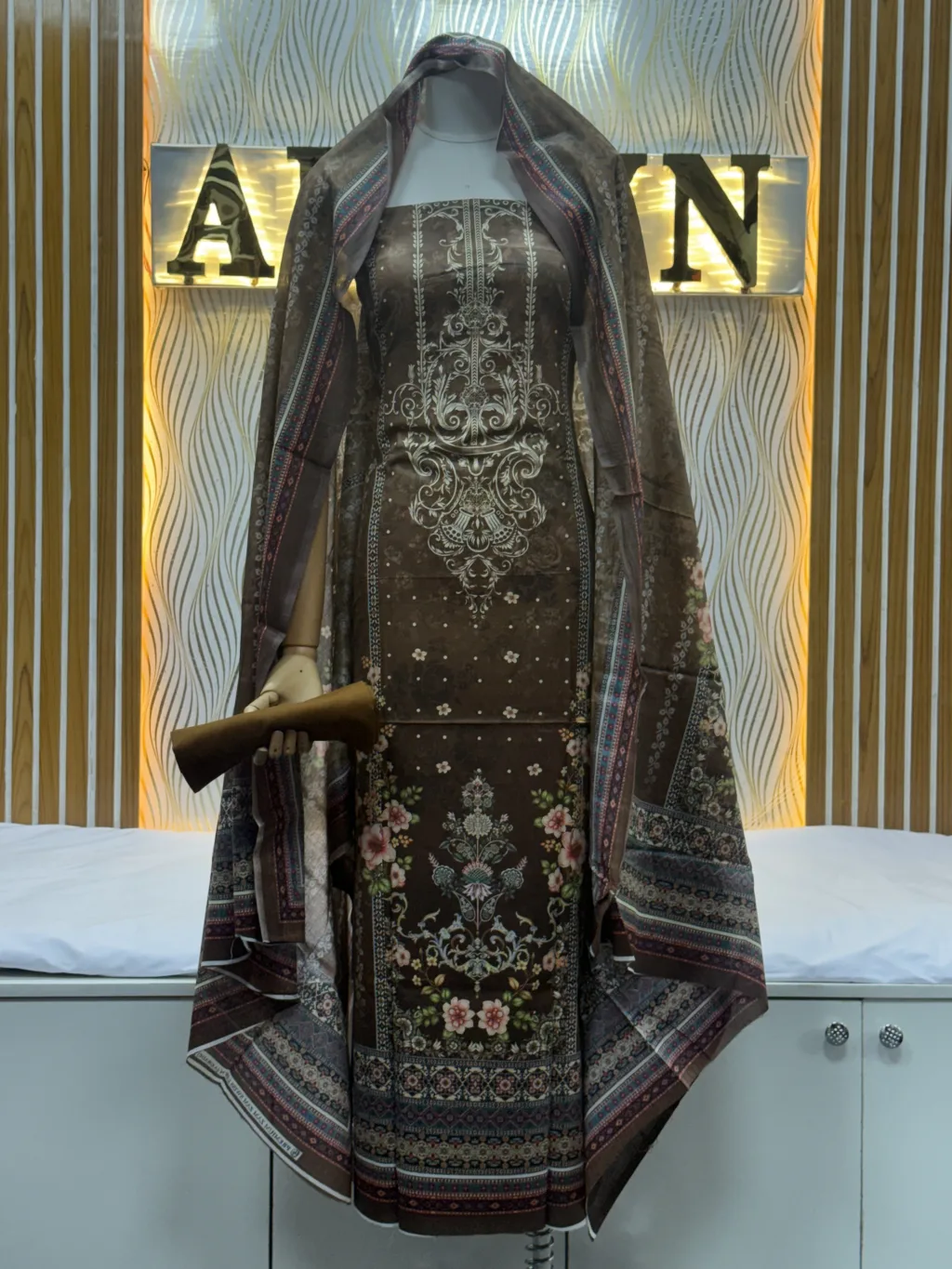 Zam Zam Ornate Scroll Dots