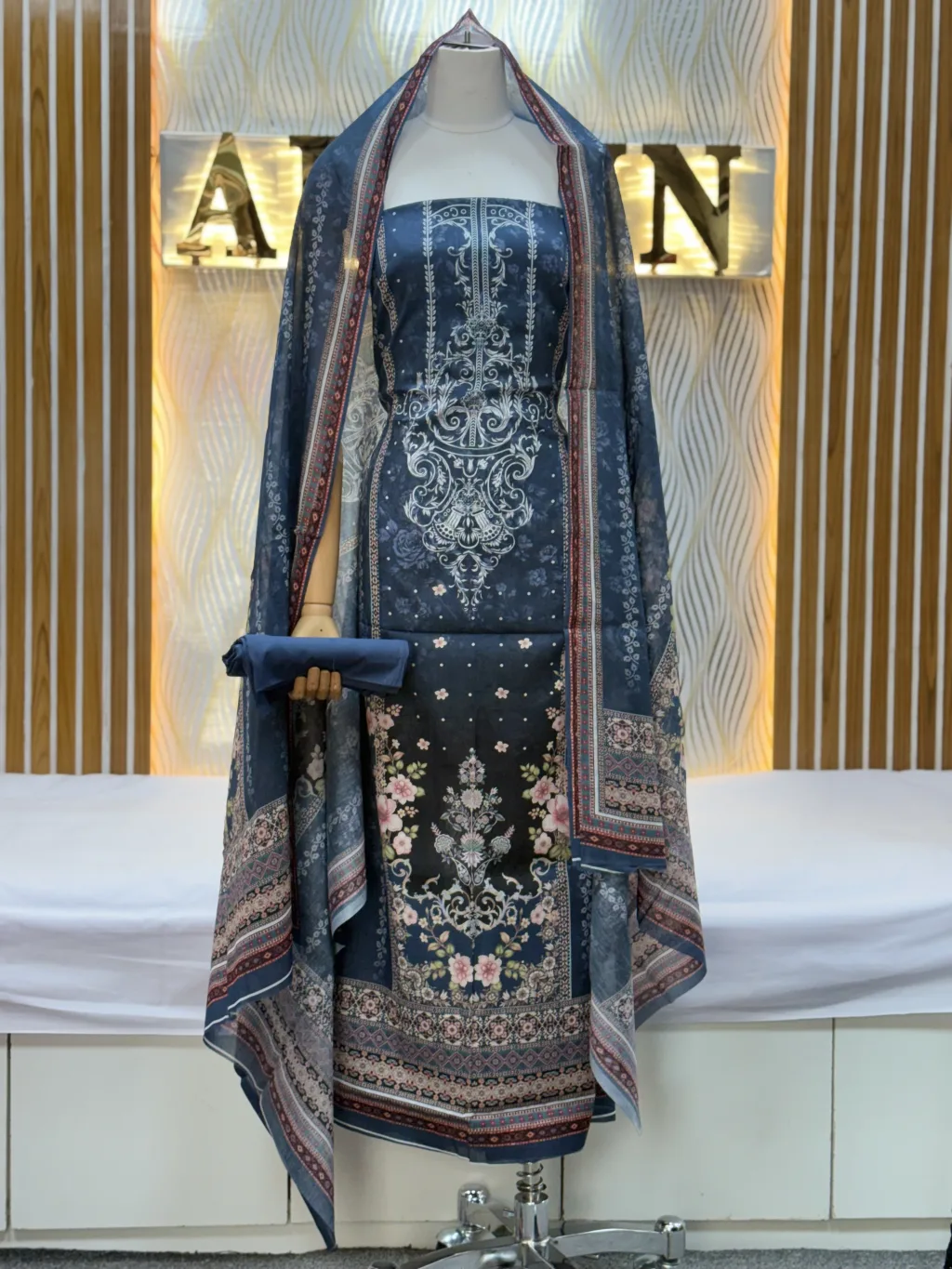 Zam Zam Ornate Scroll Dots