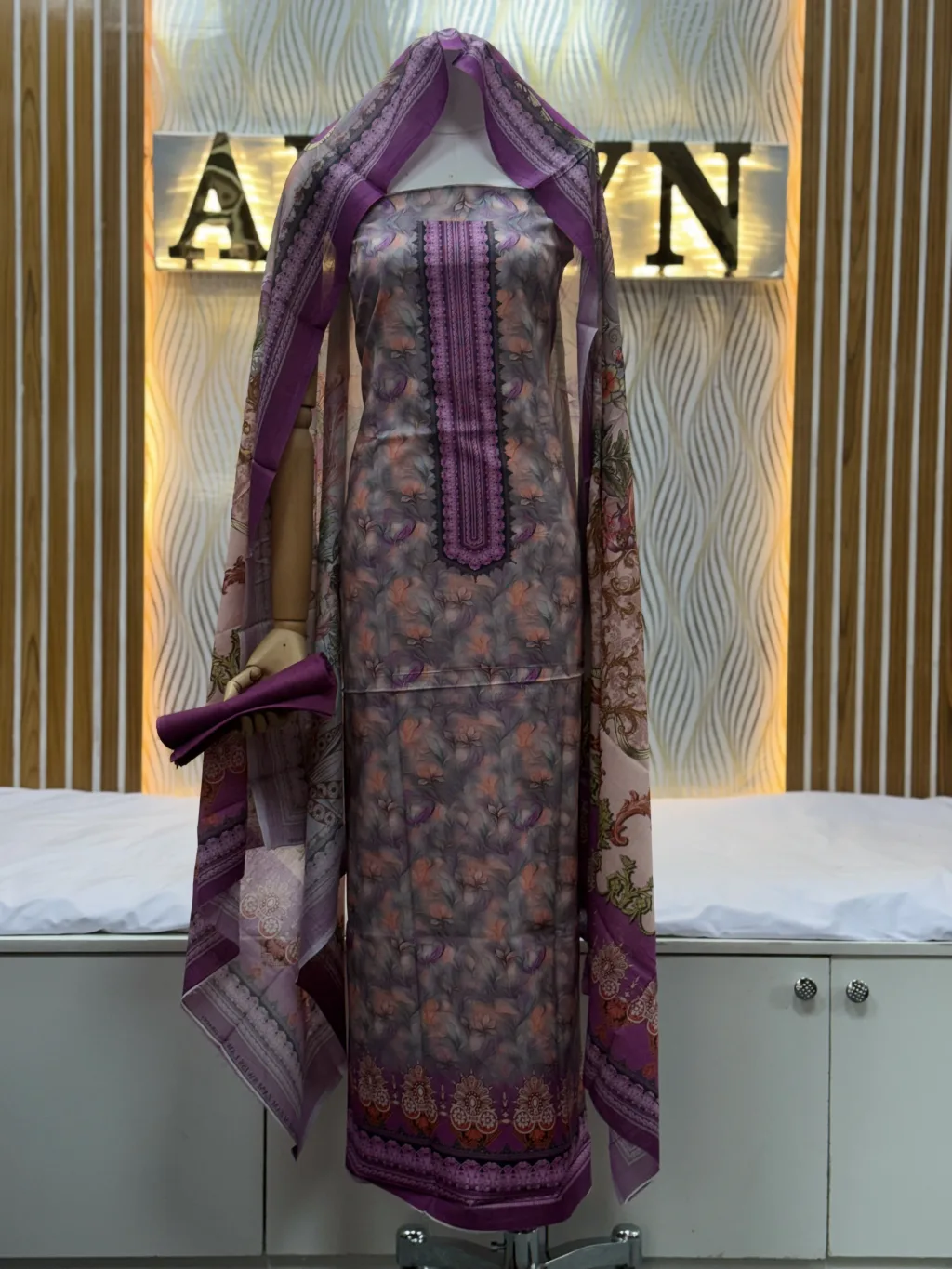 Zam Zam Lilac Tulip Leaf Purple Neck