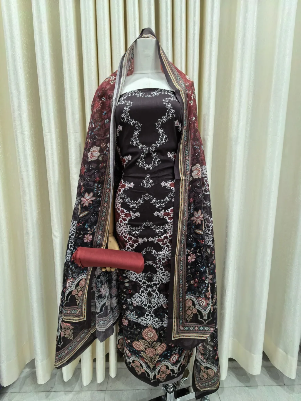 Zam Zam Black Rose Garland