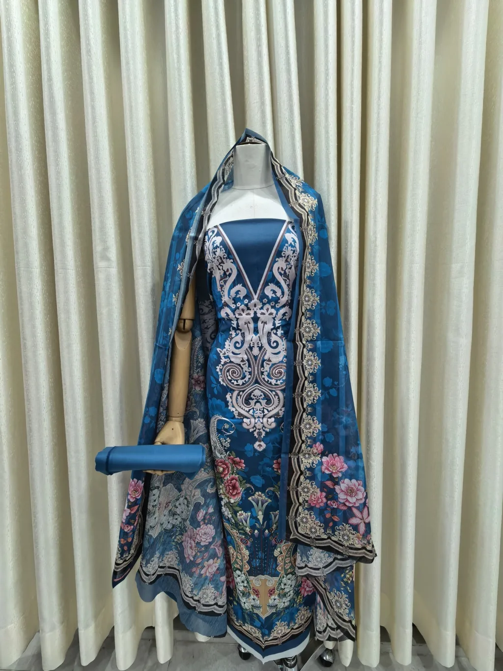 Zam Zam Blue Baroque Vines