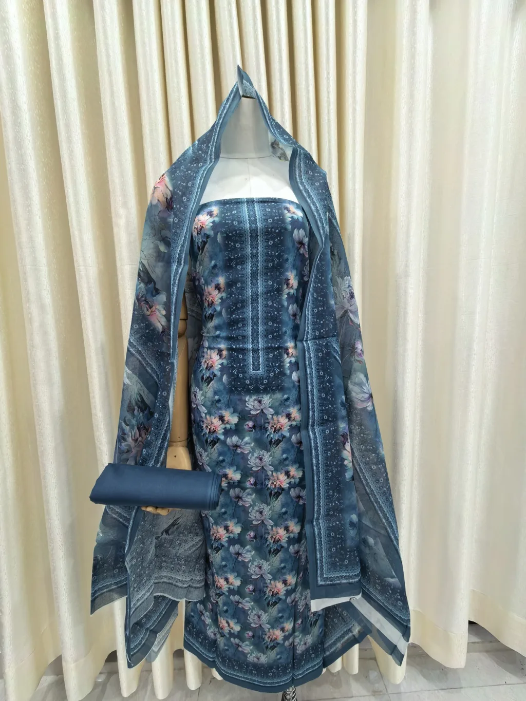 Zam Zam Dotted Blossom Frame